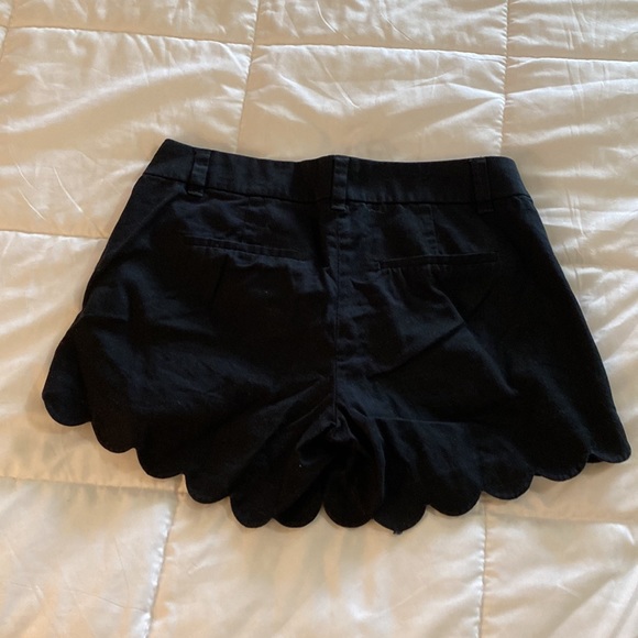 Black scalloped shorts - Picture 3 of 3